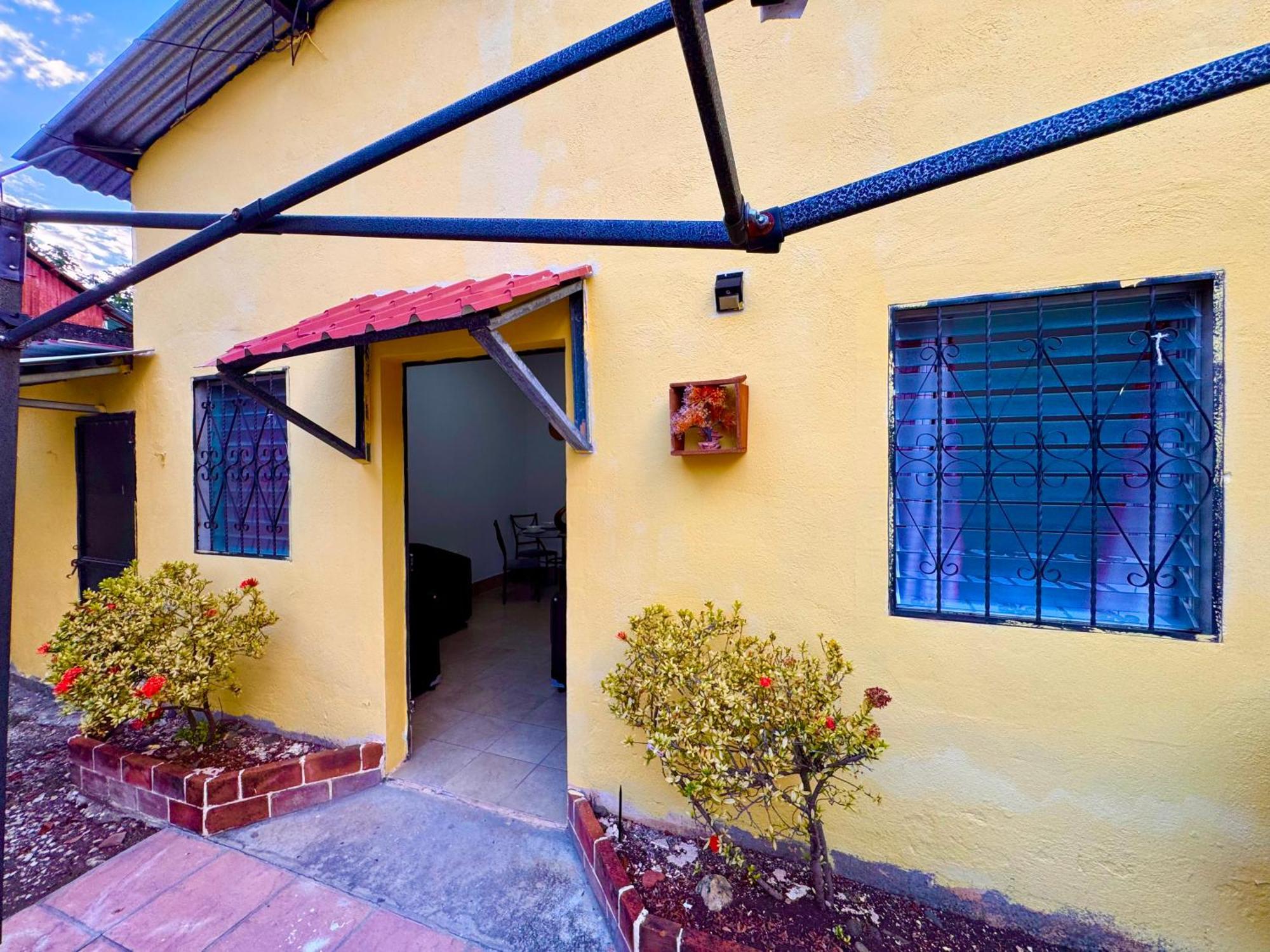 Hostal Inn 1 ฟลอเรส ภายนอก รูปภาพ
